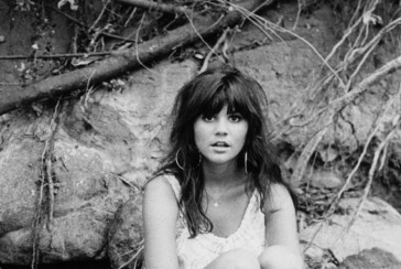 A rare female artist in the male-dominated rock scene of the 70s: Who is Linda Ronstadt?