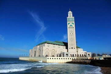 Who is the French architect of the monumental mosque rising from the ocean?