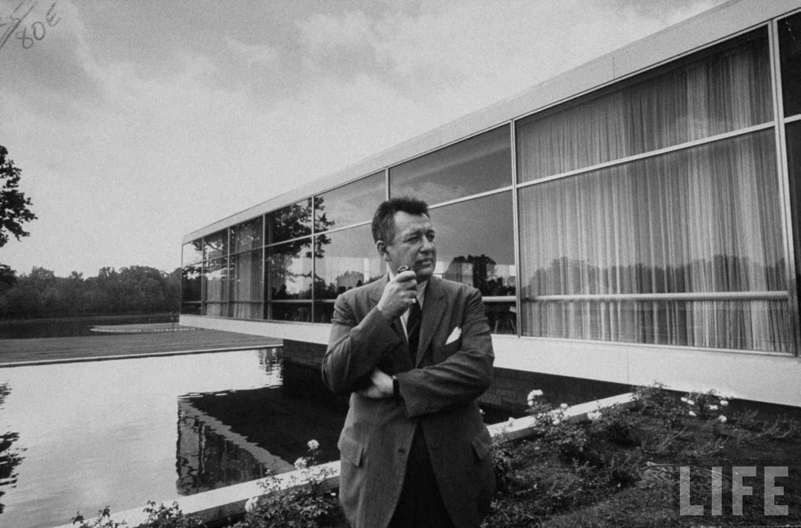 In the years he started architecture, two views were dominant in architecture: Who is Gordon Bunshaft?