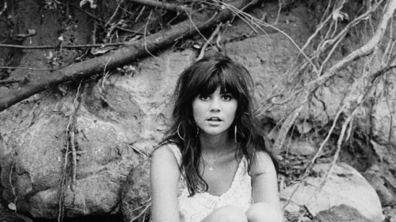 A rare female artist in the male-dominated rock scene of the 70s: Who is Linda Ronstadt?