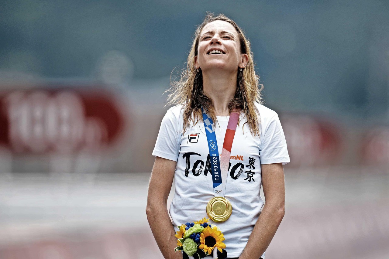 She completed the World Road Championships with a broken leg: Who is Annemiek van Vlueten?