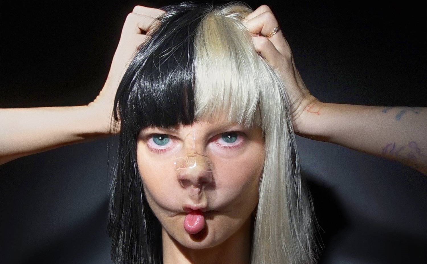The clips of the songs that made she famous were accused of pedophilia: Who is the singer Sia?